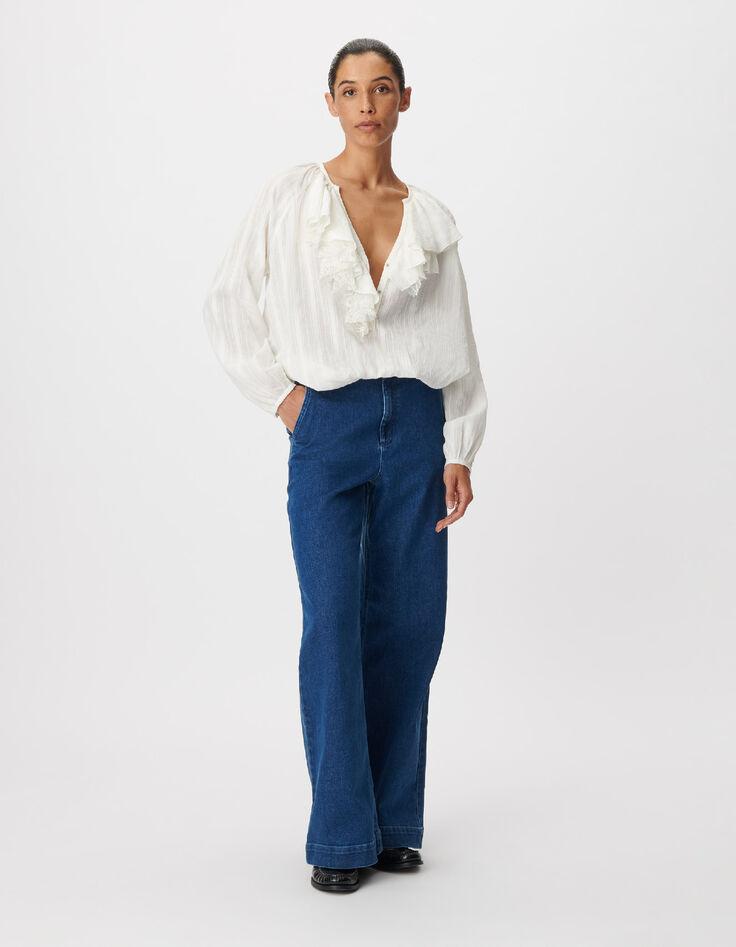 Witte vloeiende damesblouse met kanten ruches-1