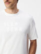 Herren T-Shirt aus wei&szlig;em Samt mit GEFLOCKTER Botschaft-1