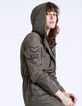 Damenparka mit Kapuze und bestickten Patches-1