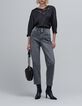 Blusa negra de rejilla con bordado floral-1