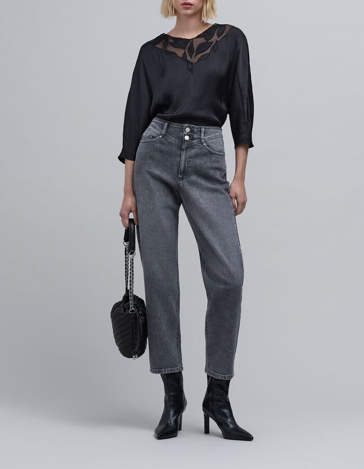 Blusa negra de rejilla con bordado floral-1