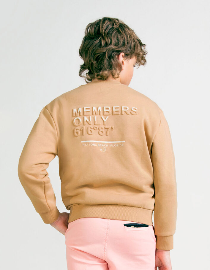 Boys’ beige sweatshirt with embossed slogan on back - IKKS