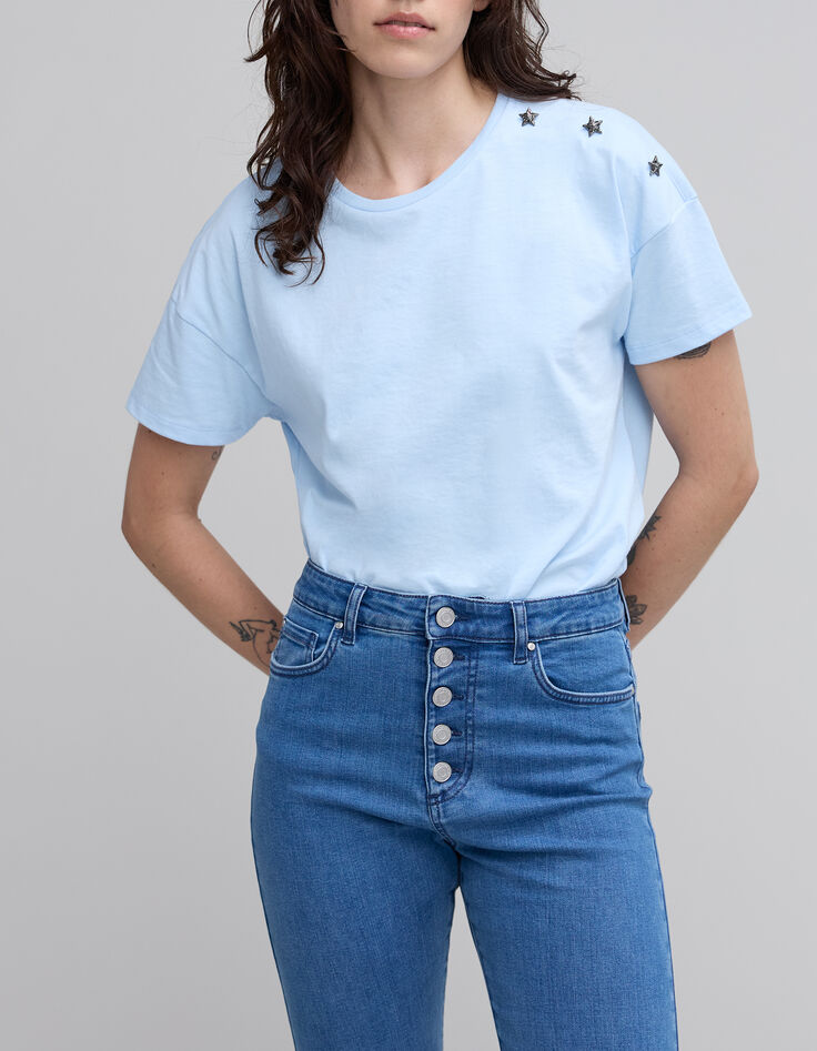 Camiseta mujer celeste con joya en el hombro-2
