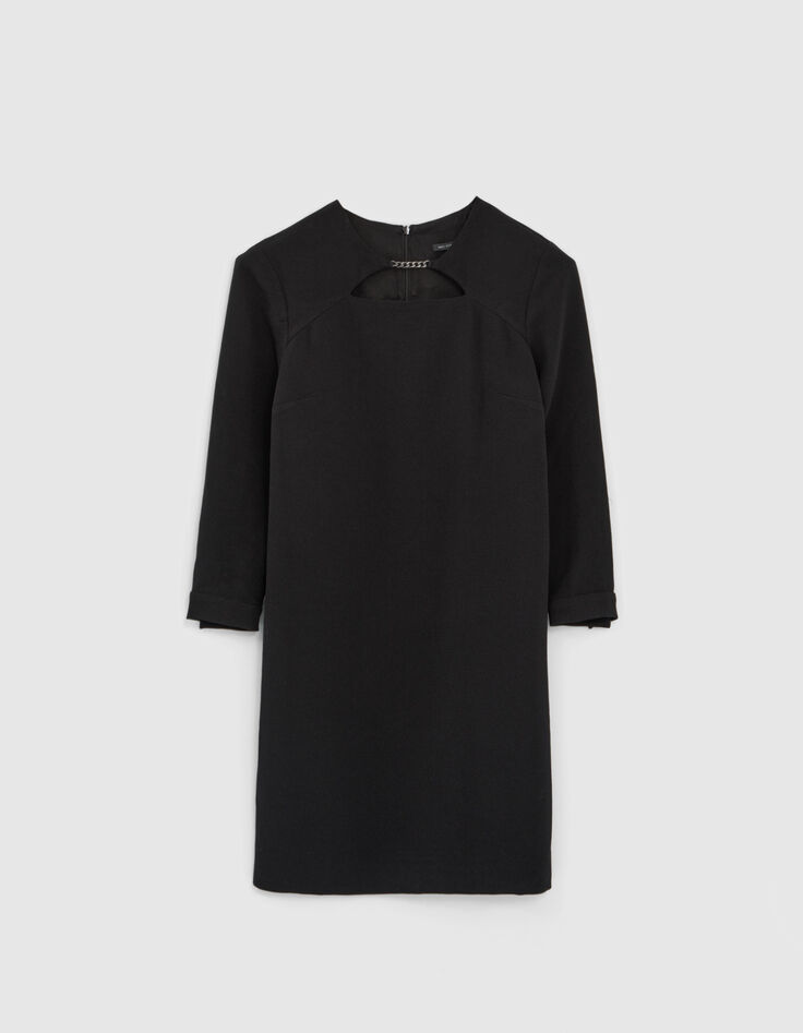 Vestido negro con collar de eslabones metal delante mujer-4