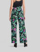 Weite, schwarze Damenhose mit tropischem Print-3