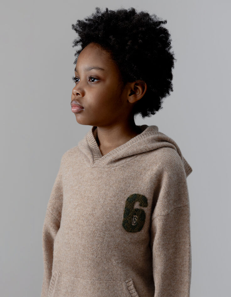 Beiger Jungen-Kapuzenpulli melierter Strick Zahlenbadge-3 Beiger Jungen-Kapuzenpulli melierter Strick Zahlenbadge-3