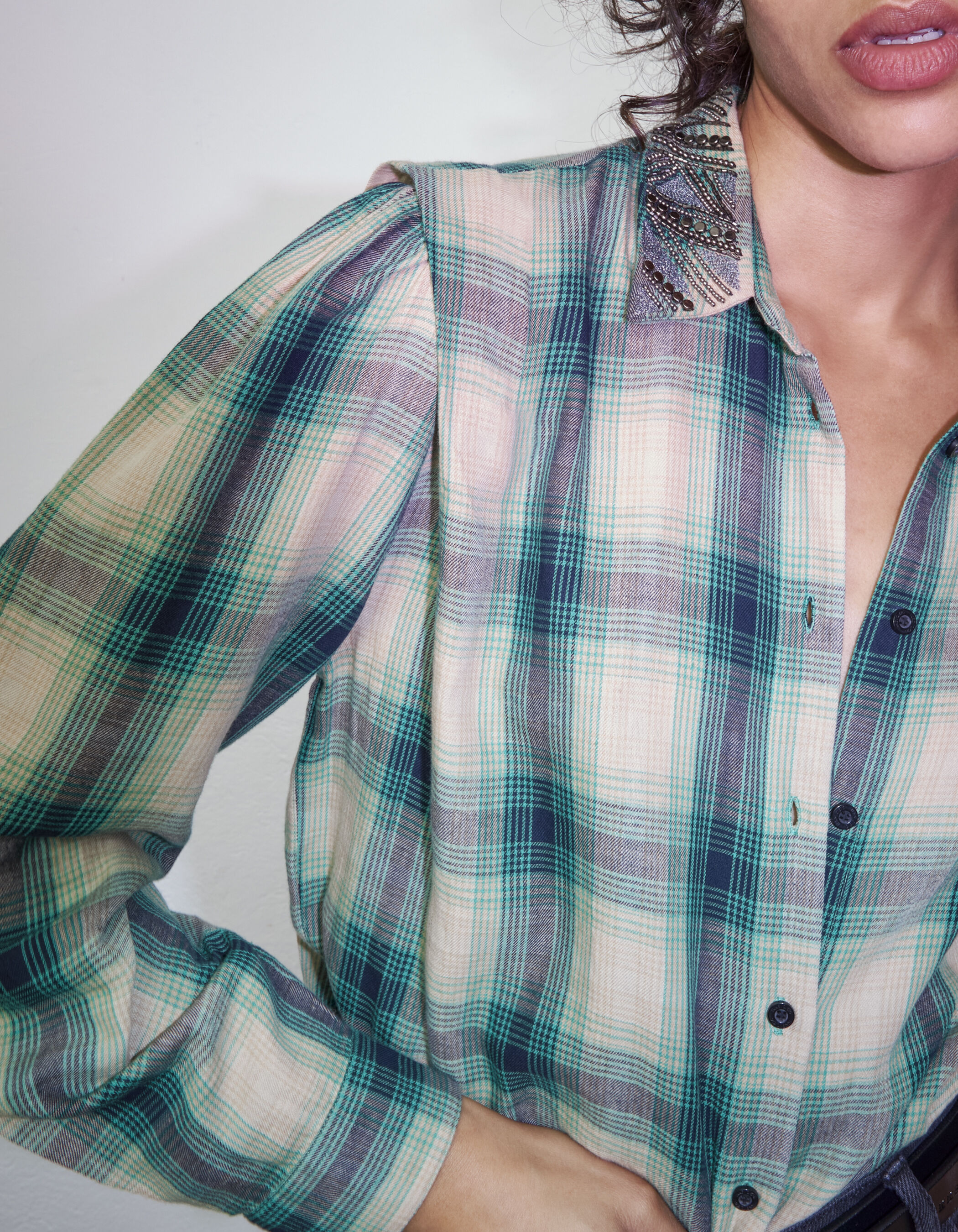 Chemise en coton carreaux vert et blanc badge femme