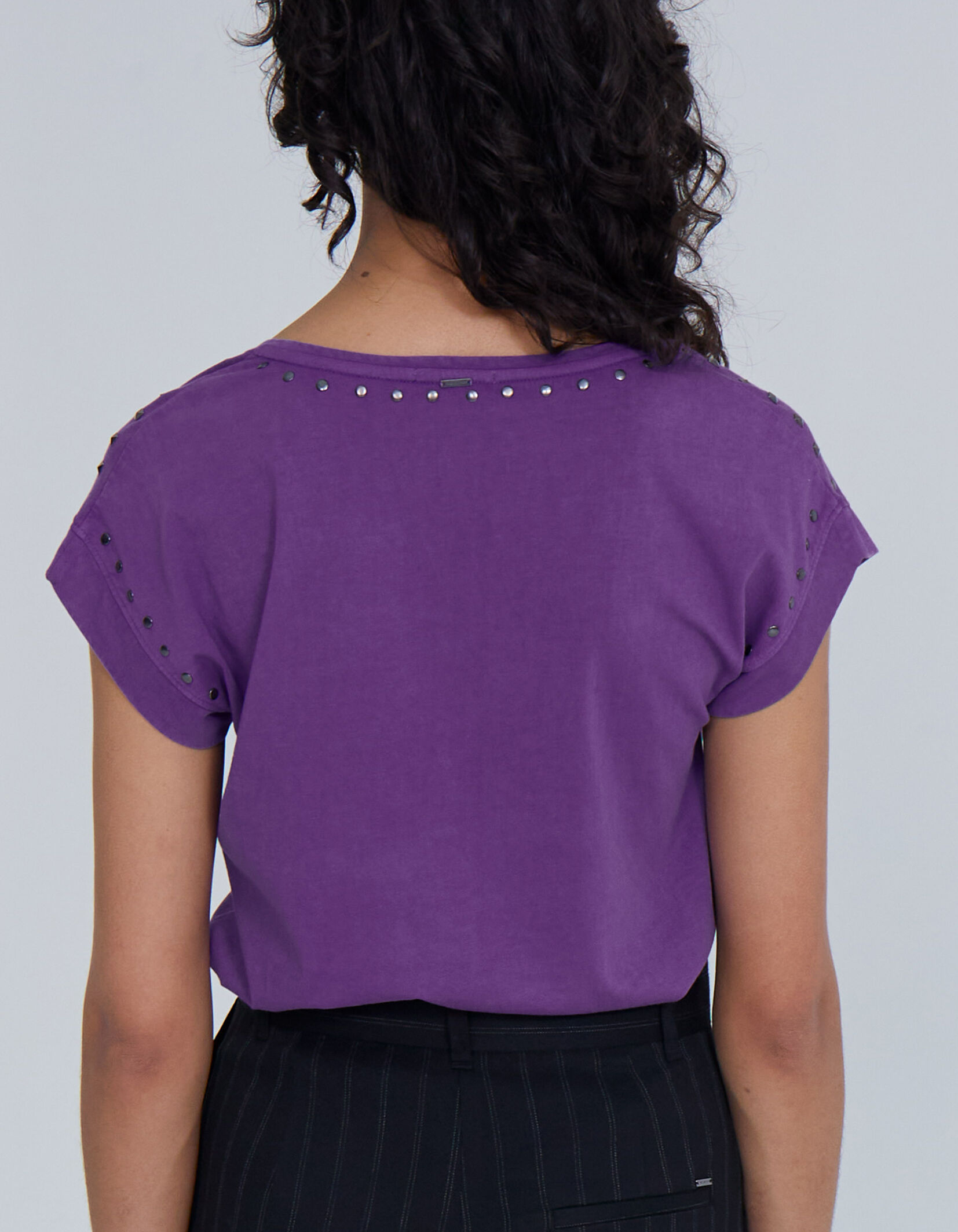 Camiseta violeta acid wash tachuelas mujer