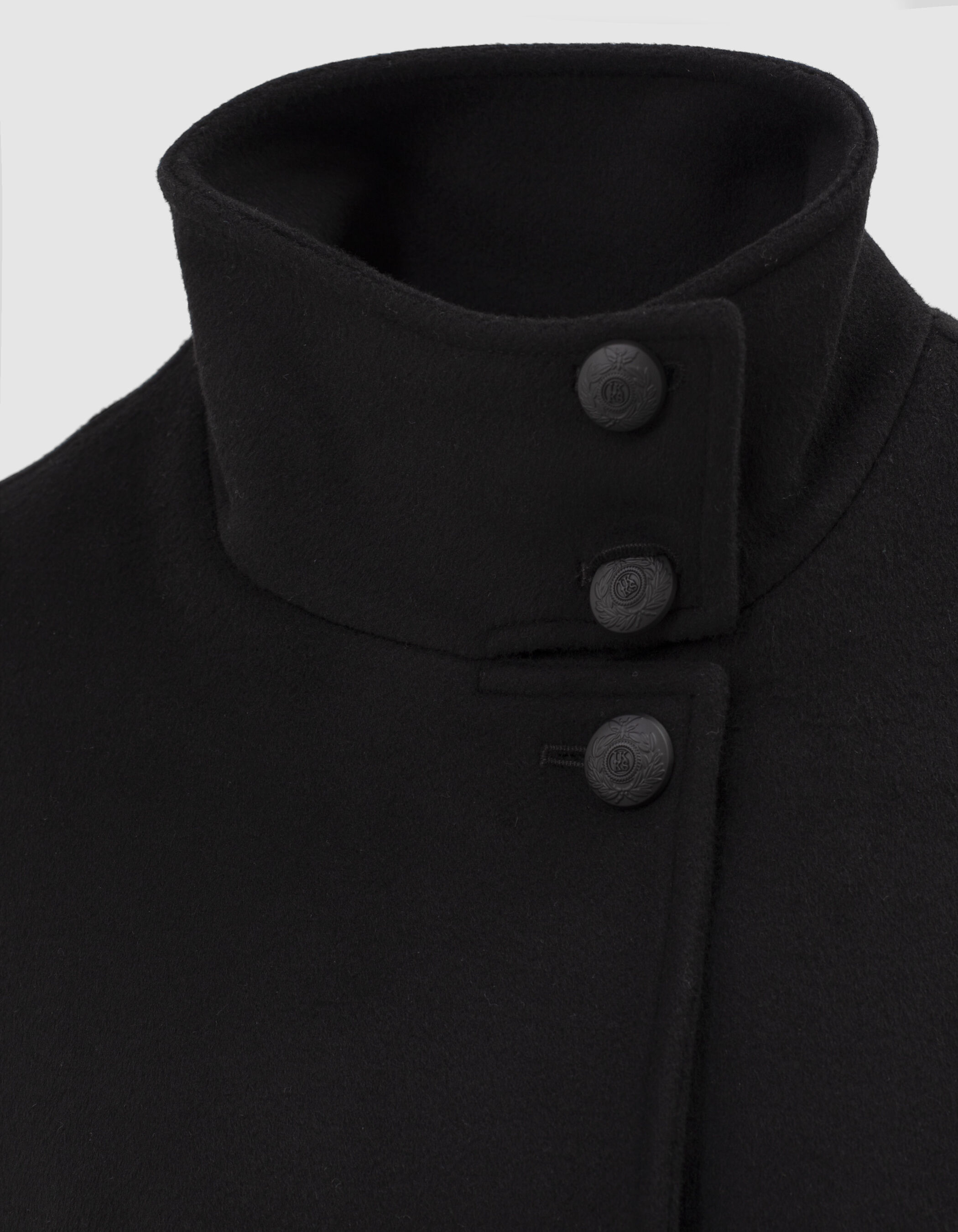 Cape noire en majorite laine et boutons officiers femme