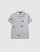 Lichtgrijze polo borduursels rock en sneakers -1