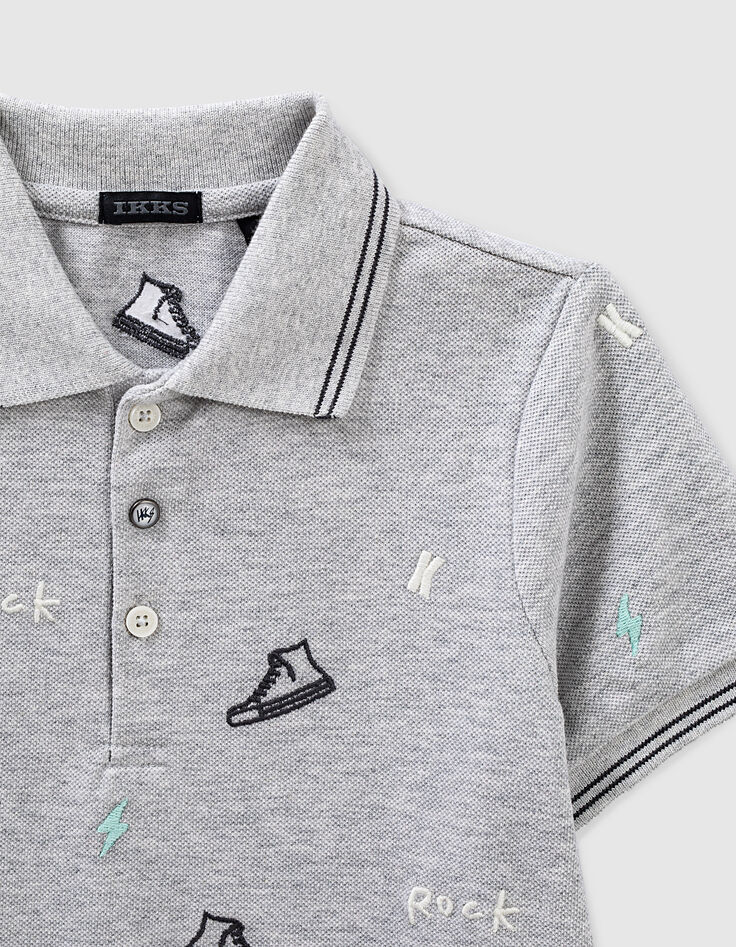 Lichtgrijze polo borduursels rock en sneakers -5