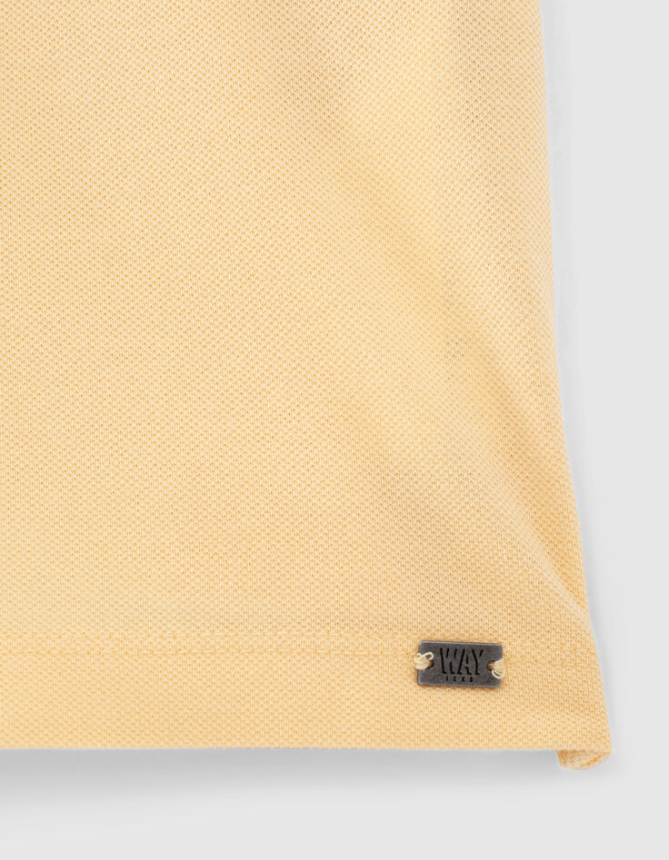 Polo amarillo medio letras bordadas espalda niño -4 Polo amarillo medio letras bordadas espalda niño -4