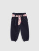 Marineblaue Jogginghose mit Halstuchgürtel für Babymädchen-1