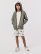 Cardigan kaki zippé à capuche maxi typo brodées dos garçon-2