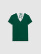 Camiseta verde cuello V delante y detrás-6