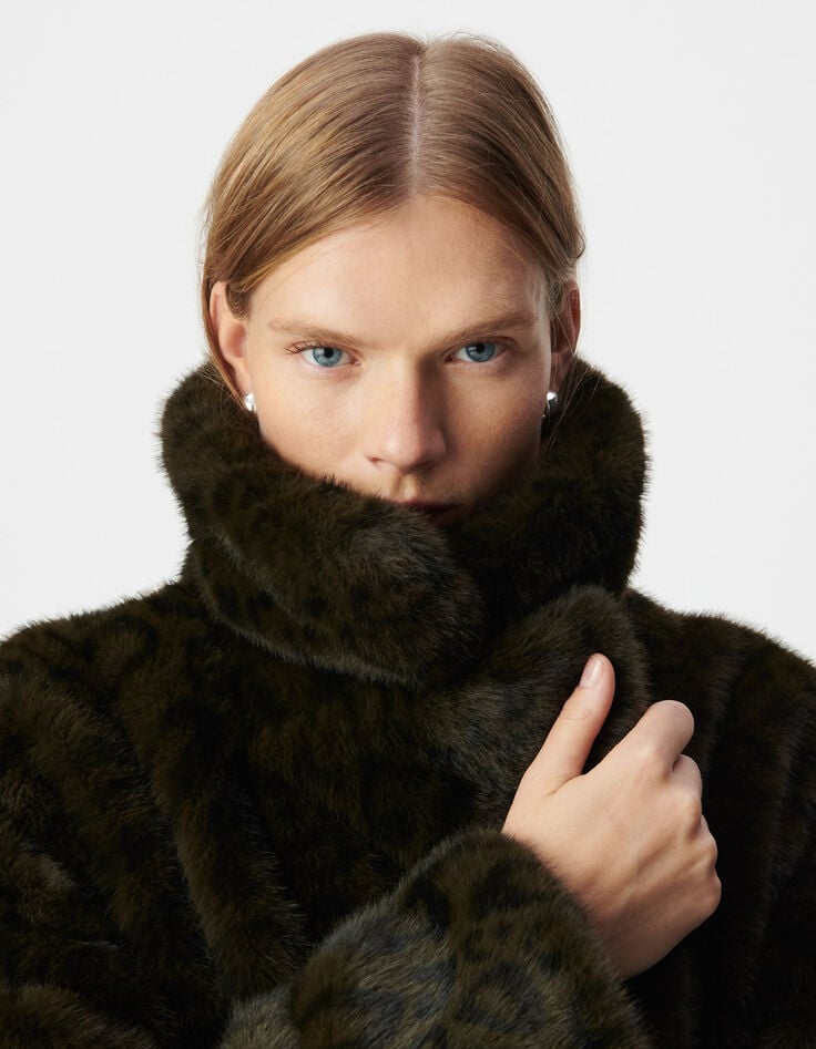 Abrigo oversize caqui leopardo mujer-6