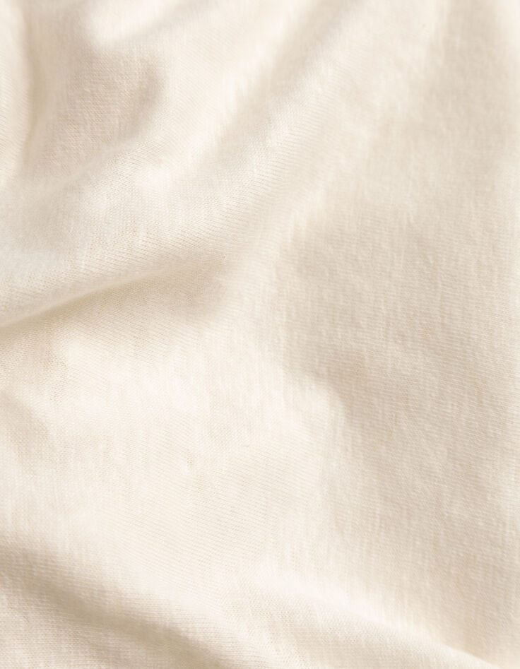 Camiseta blanca cuello V delante y detrás-2