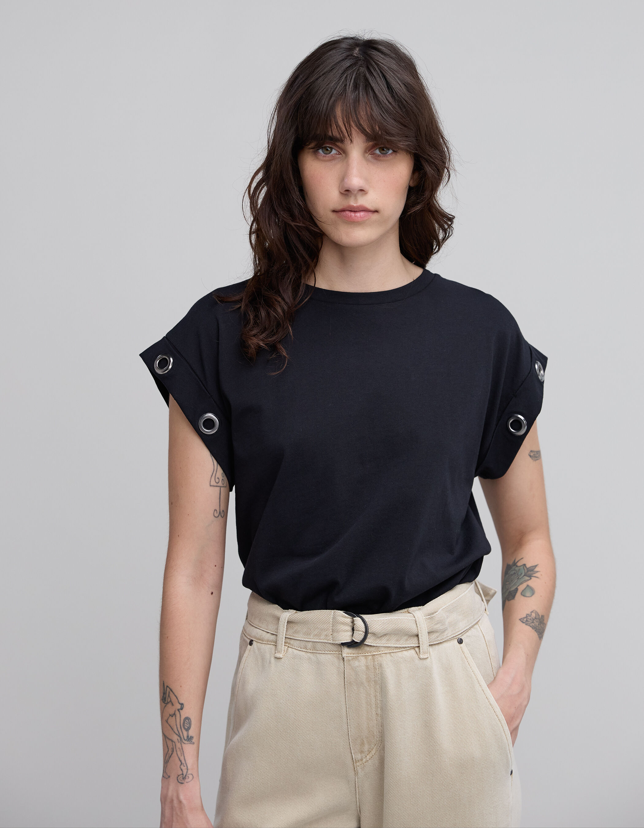 Camiseta negra de mujer con cuello de pico y diseno de lentejuelas en los hombros