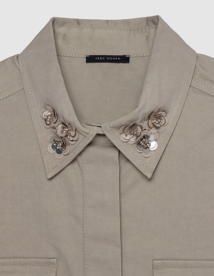 Dames oversized beige overhemd met geborduurde juwelenkraag-2