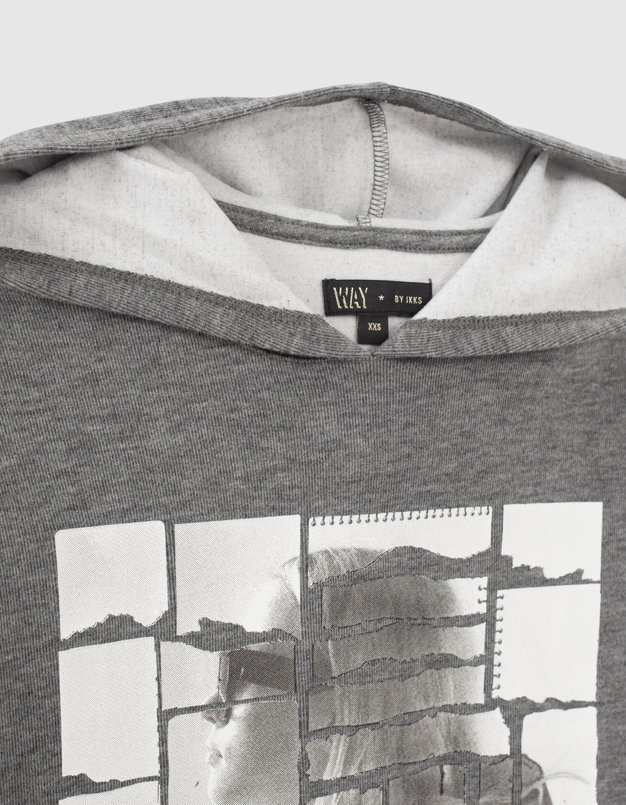 Camiseta gris motivo ni a con capucha ni a