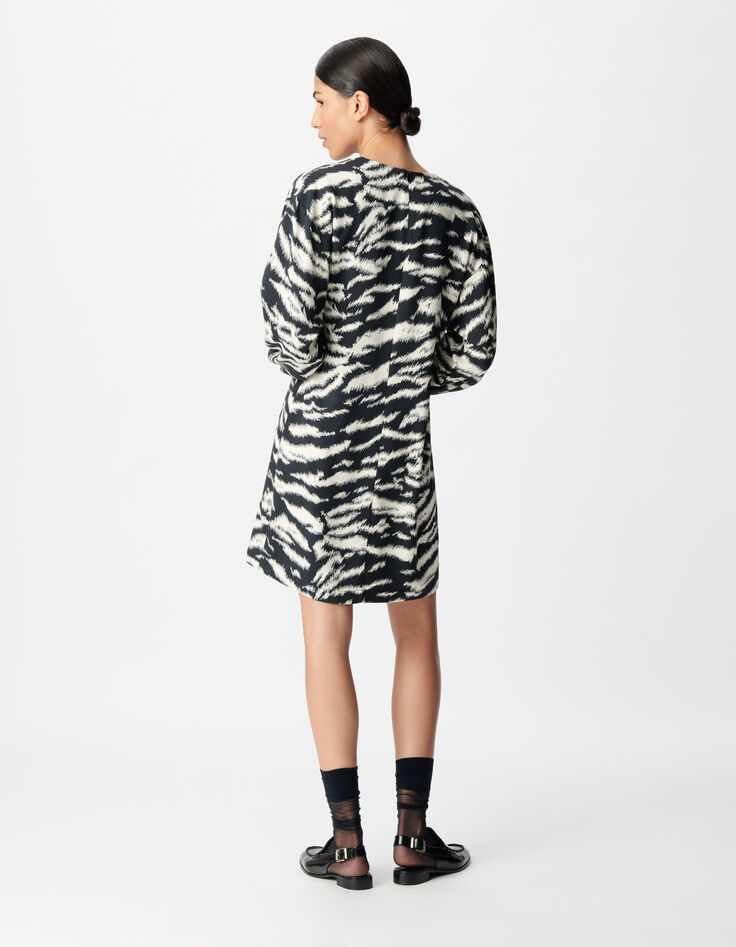 Mujer vestido negro con estampado de cebra-2