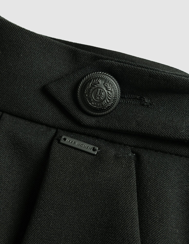 Schwarze Damenledershorts mit Revers-7 Schwarze Damenledershorts mit Revers-7