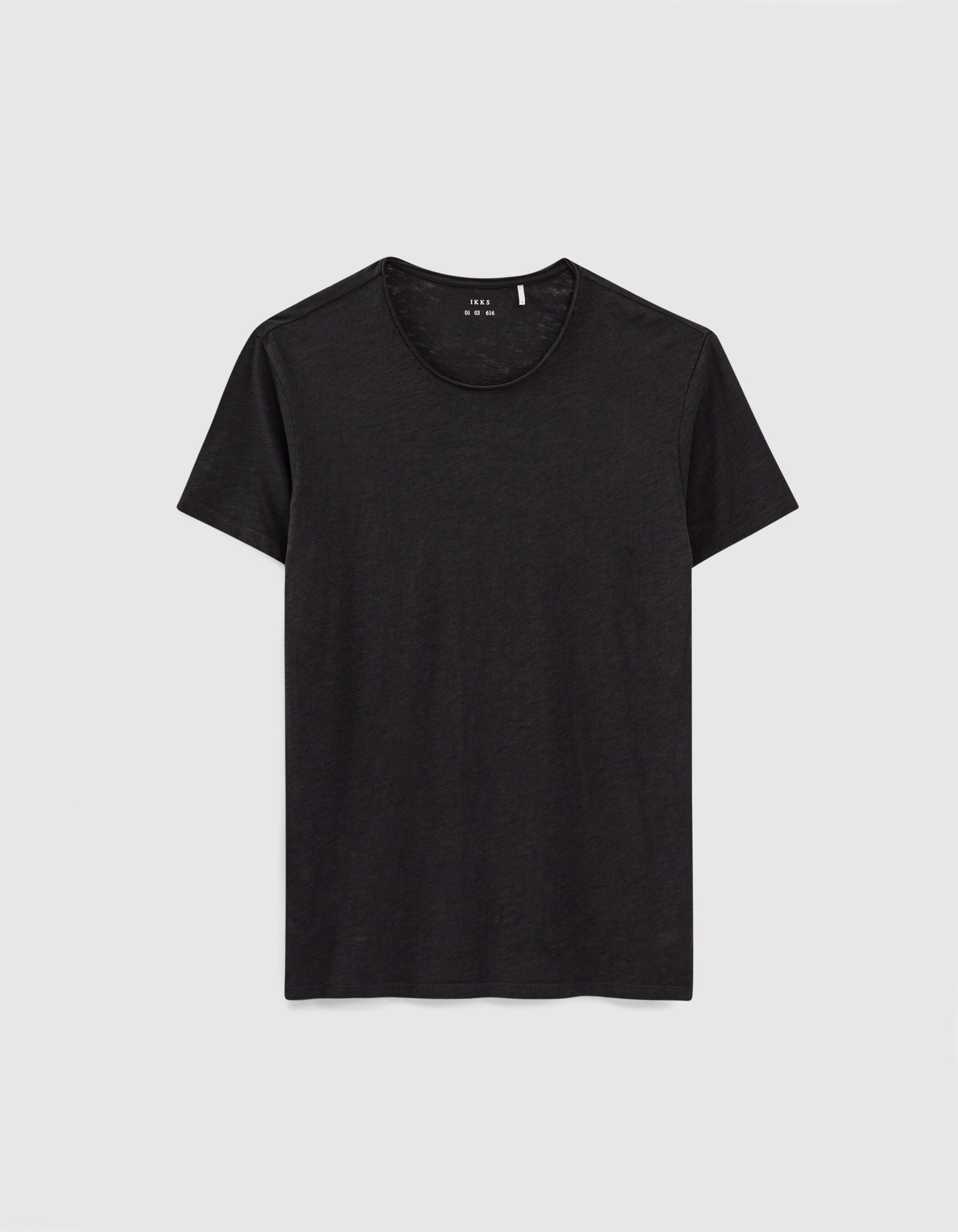 Camiseta negra cuello redondo enrollado Hombre IKKS