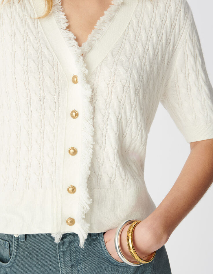 Wei&szlig;e STRICKJACKE f&uuml;r Damen aus Zopfstrick mit kurzen &Auml;rmeln-5