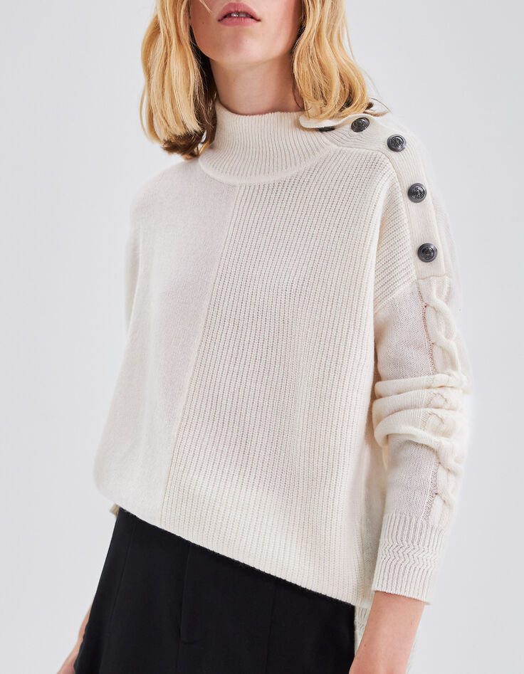 Cremewei&szlig;er Damenstrickpullover mit gravierten Kn&ouml;pfen-2