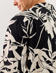 Camisa REGULAR negra Ecovero® flores blancas Hombre-2