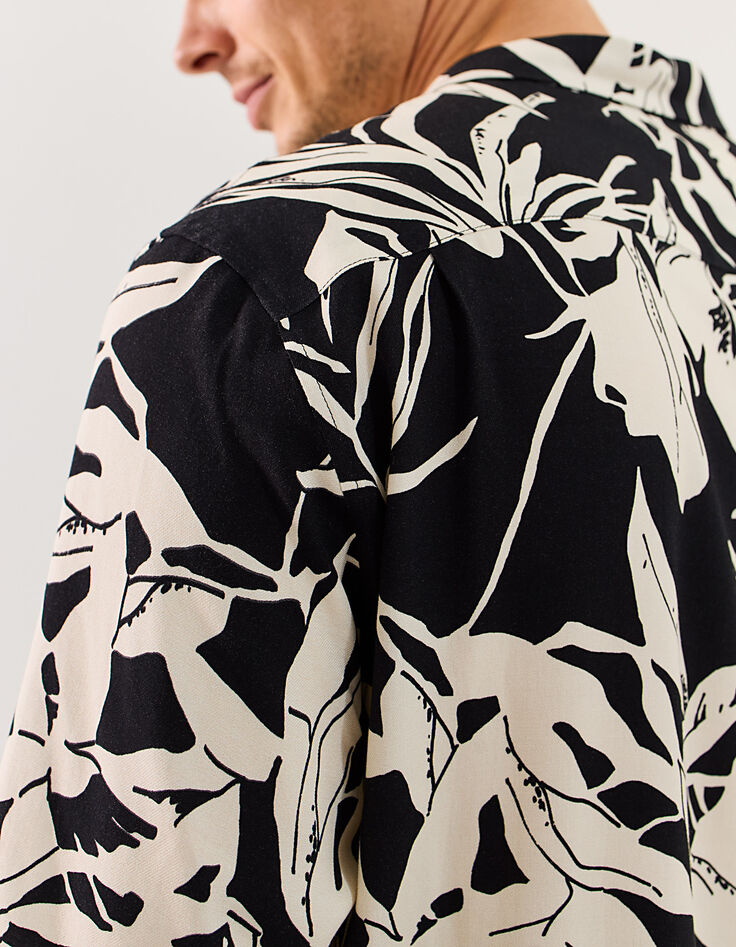 Camisa REGULAR negra Ecovero® flores blancas Hombre-2