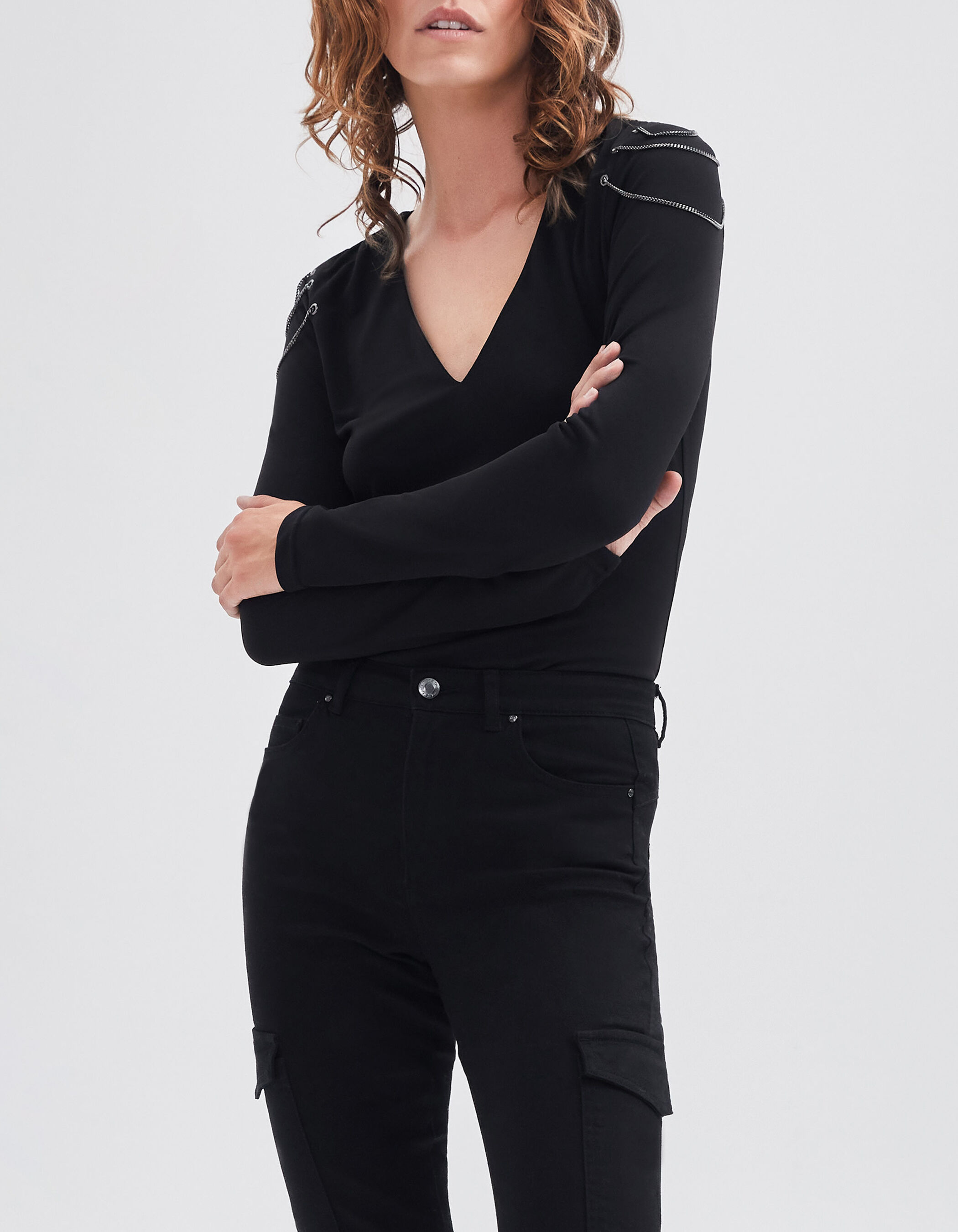 Blusas con cadenas en los hombros 2025