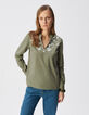 Mujer blusa con peto de algod&oacute;n org&aacute;nico caqui bordado-2