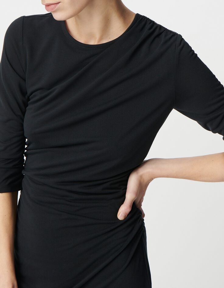 Vestido de noche negro de mujer con fruncido lateral y hombros de pedrer&iacute;a-4