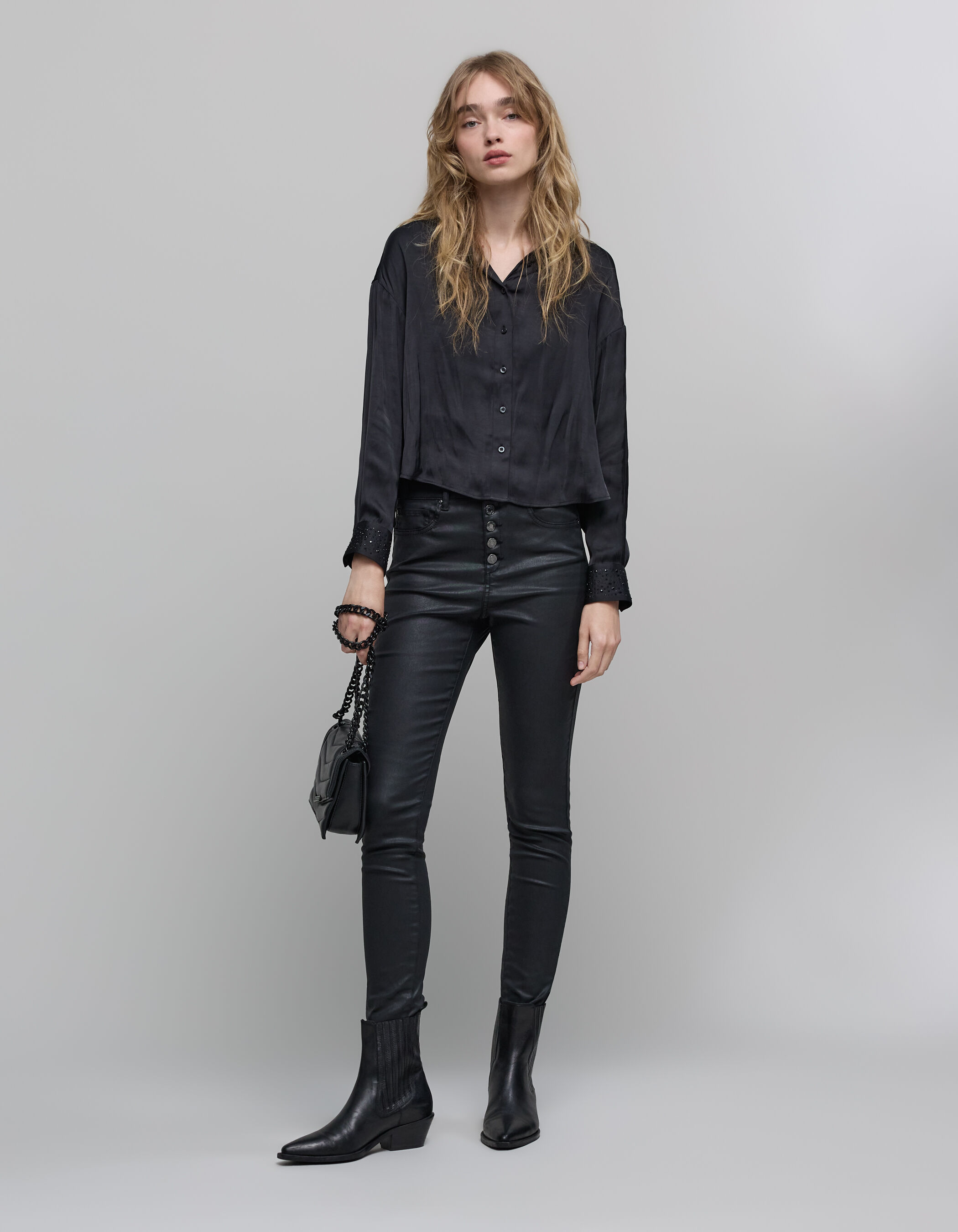 Camisa de mujer de saten negro cuello y punos de strass IKKS