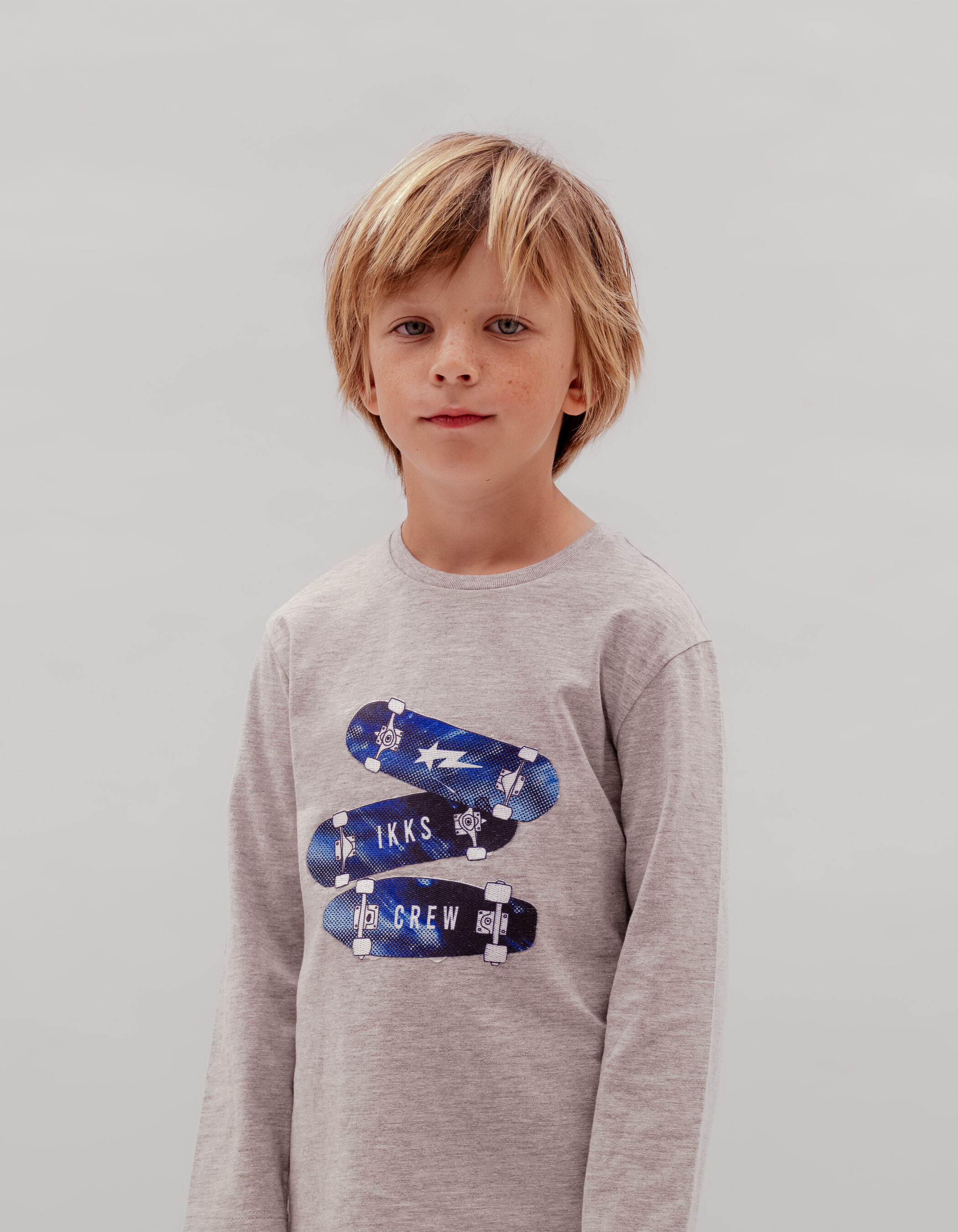 Camiseta gris algodon insignias monopatin nino IKKS