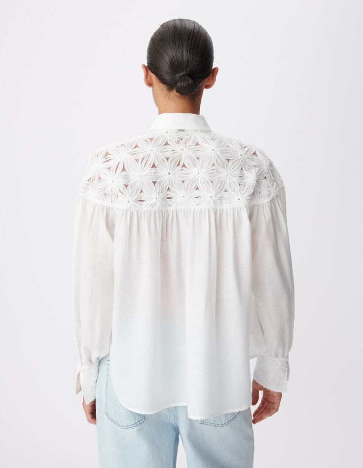 Camisa fluida blanca de mujer con detalles florales-4
