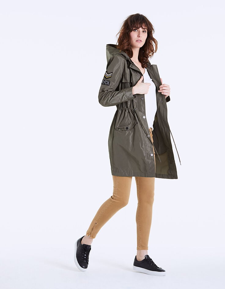 Damenparka mit Kapuze und bestickten Patches-6