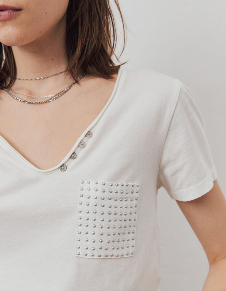 Tee-shirt col tunisien blanc cassé poche cloutée femme-4