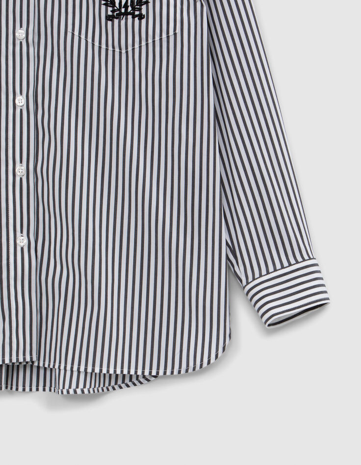 Camisa negra oversize con rayas blancas y bolsillo bordado-7 Camisa negra oversize con rayas blancas y bolsillo bordado-7