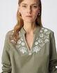 Mujer blusa con peto de algod&oacute;n org&aacute;nico caqui bordado-4