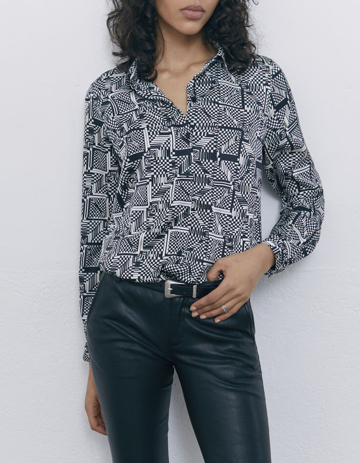 Schwarze Damenbluse mit optischem Zielflaggenprint-1 Schwarze Damenbluse mit optischem Zielflaggenprint-1