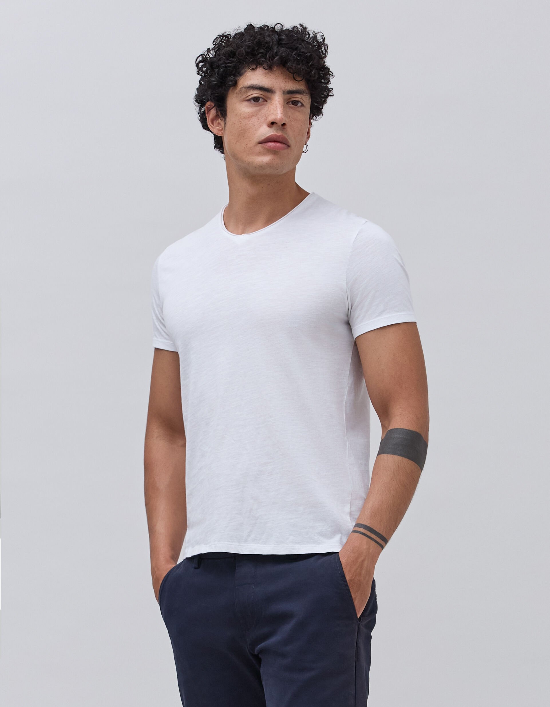 T shirt avec col tour de cou homme sale