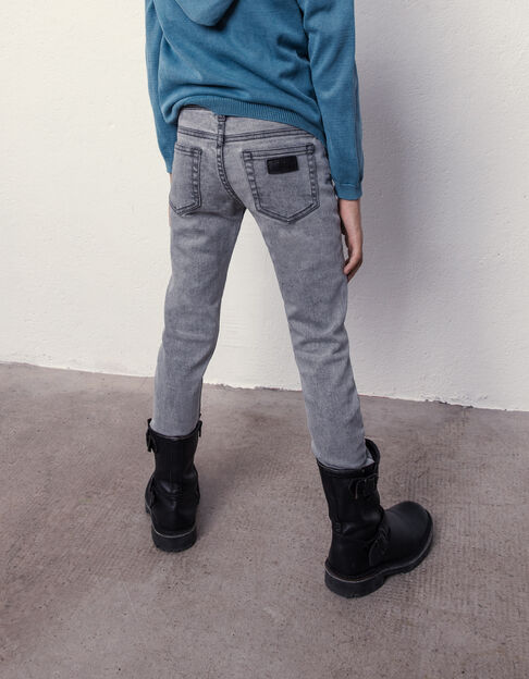 White grey straight jeans slijtplekken Bandana jongens 