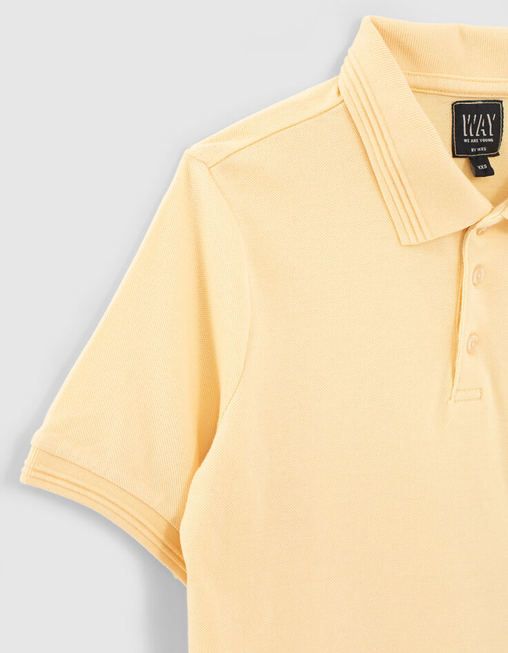 Polo amarillo medio letras bordadas espalda niño -2 Polo amarillo medio letras bordadas espalda niño -2