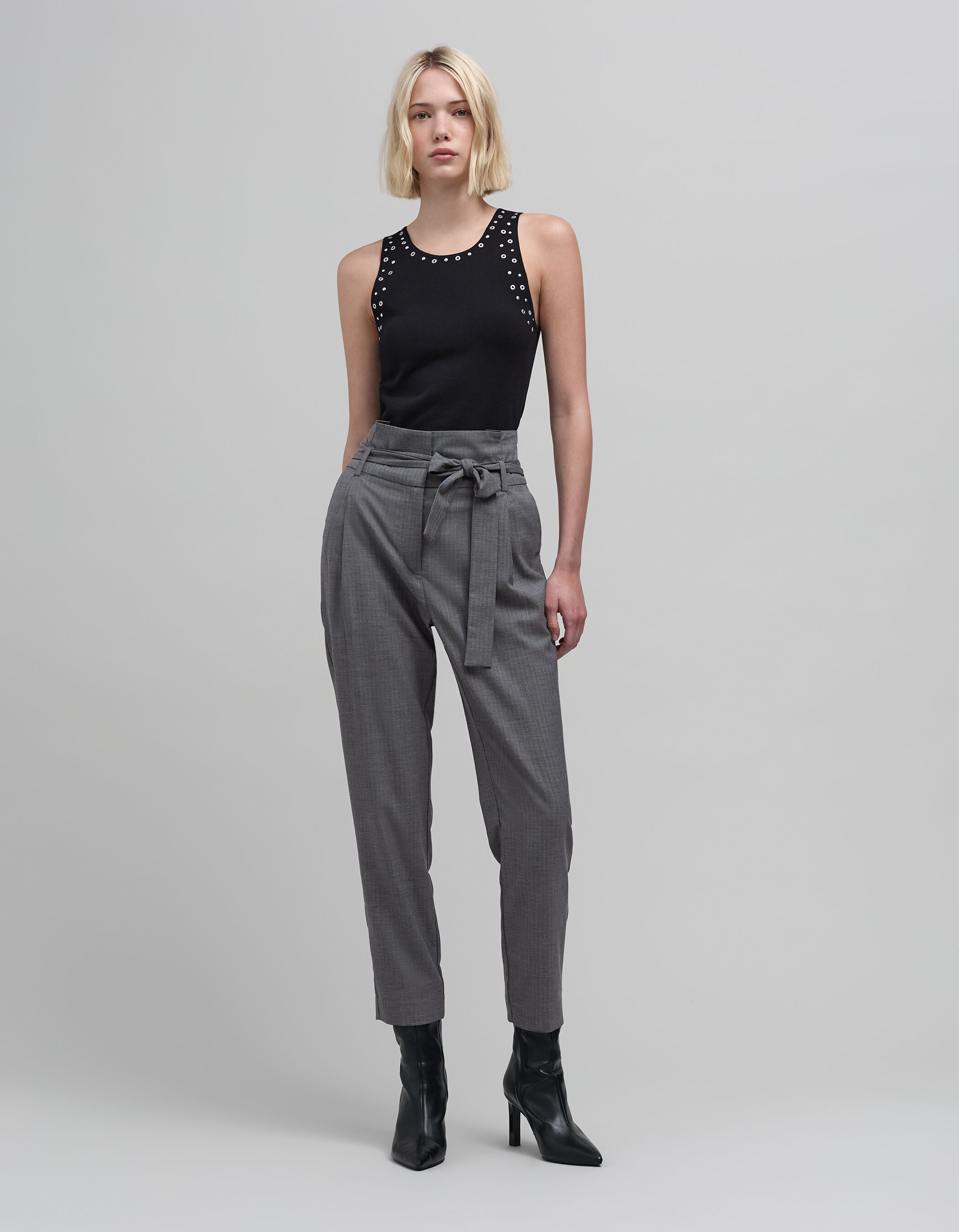 Pantalon de mujer 7 8 en espiga gris zanahoria IKKS