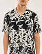Camisa REGULAR negra Ecovero® flores blancas Hombre-1