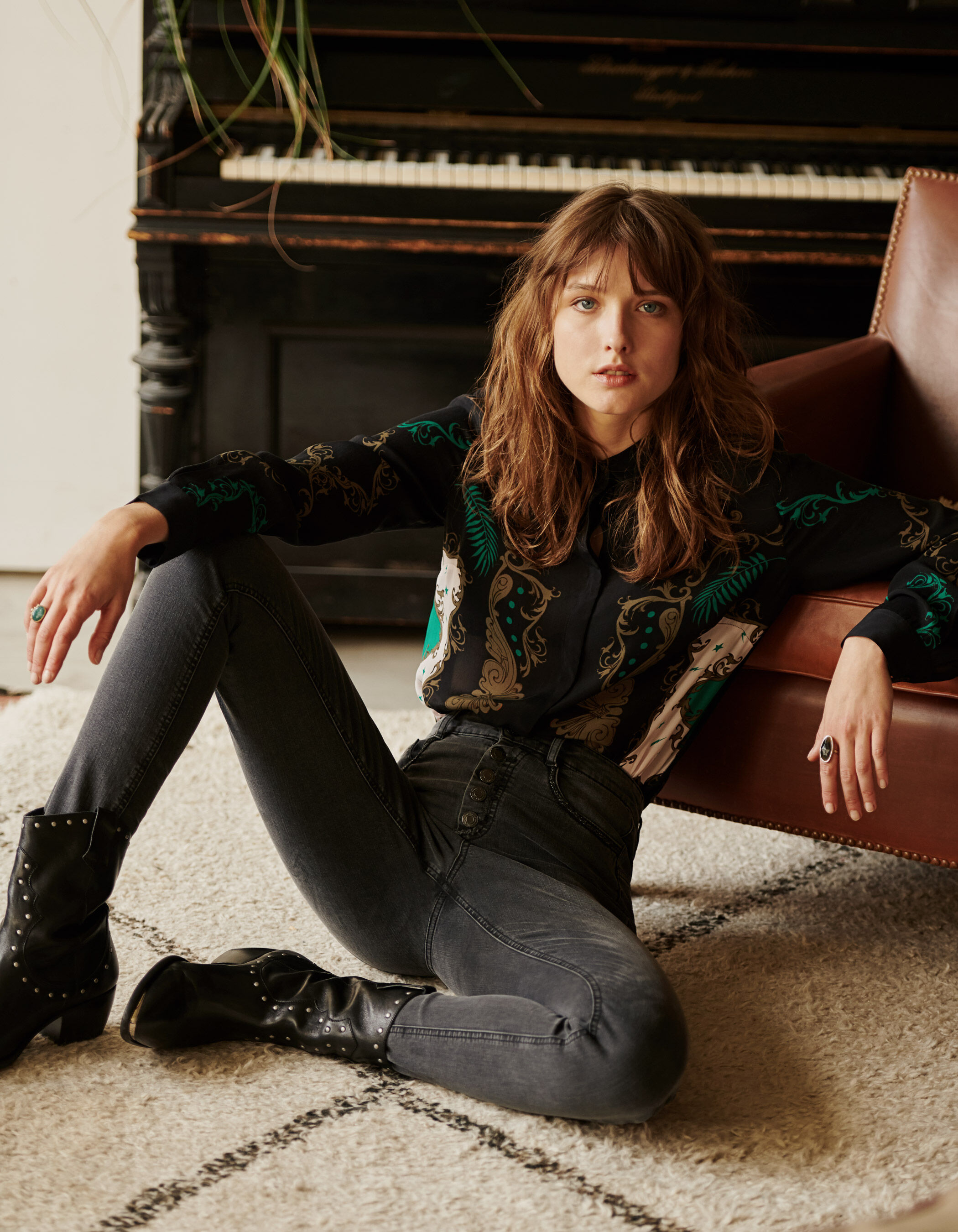 Boots en cuir noir decoupes western et clous bijoux femme