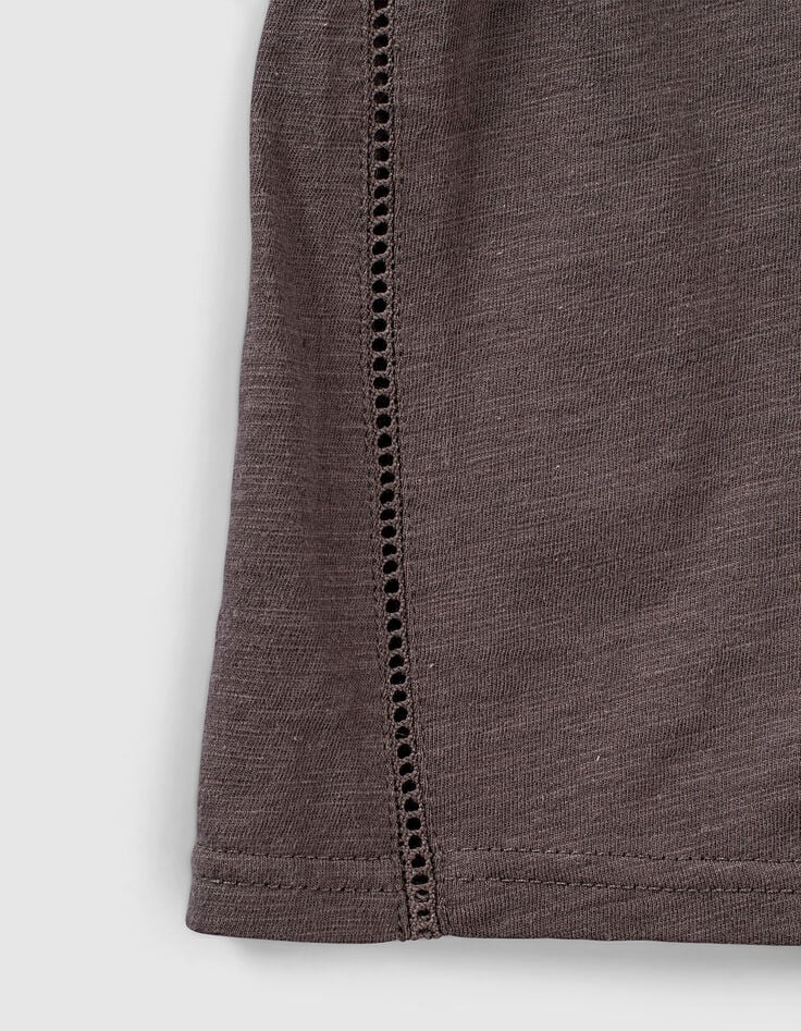 Camiseta de tirantes gris oscuro pulseras bordadas niña-5