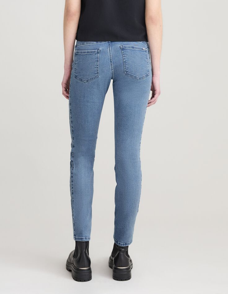 Schlanke blaue wasserlose Powerstretch-Jeans mit Nieten-3